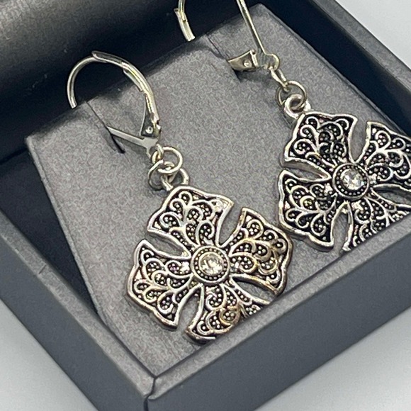 Vintage Silver Toned Celtic Knot‎ Cross Earrings Fishhook Closure Jewelry EUC - Picture 4 of 9